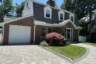 100 Rockywood Rd, Manhasset, NY 11030 - Photo 2