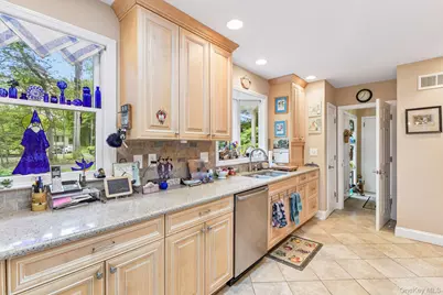 47 Mayfair Drive, Huntington, NY 11743 - Photo 8