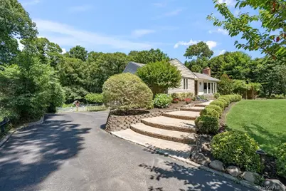 27 Hennessy Drive Drive, Huntington, NY 11743 - Photo 2