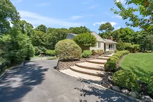 27 Hennessy Dr Dr, Huntington, NY 11743 - Photo 2