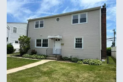 32 Gables Drive, Hicksville, NY 11801 - Photo 2
