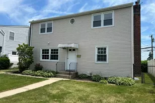 32 Gables Dr, Hicksville, NY 11801 - Photo 2