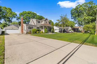 113 Duffy Place, West Islip, NY 11795 - Photo 2
