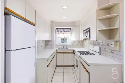 21-08 Ditmars Boulevard, Astoria, NY 11105 - Photo 6