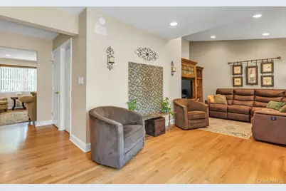 12 Pinewood Lane, New Hyde Park, NY 11040 - Photo 18