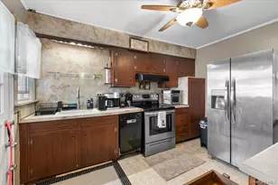 719 Catskill Ave, Lindenhurst, NY 11757 - Photo 4