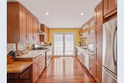 215 S 16th Street, Lindenhurst, NY 11757 - Photo 2
