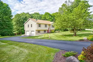 1019 Benjamin Vankeuren Dr, Pine Bush, NY 12566 - Photo 2