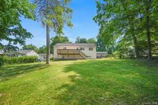 8 Ricky Ln, Poughkeepsie, NY 12601 - Photo 2