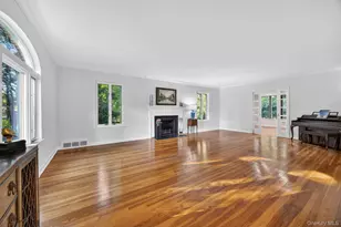 190 Sussex Dr, Manhasset, NY 11030 - Photo 8