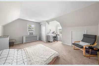 32 Broadway, New Hyde Park, NY 11040 - Photo 12