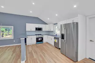 85 Hawthorne St, Selden, NY 11784 - Photo 12