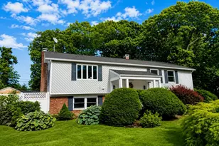 27 Wedgewood Dr, Coram, NY 11727 - Photo 2