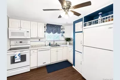 2 Comet Road, Selden, NY 11784 - Photo 8