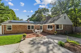29 Squiretown Rd, Hampton Bays, NY 11946 - Photo 2