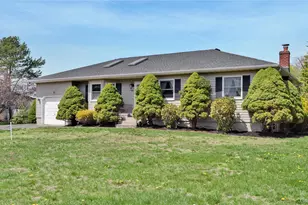 22 Donna Dr, Calverton, NY 11933 - Photo 2