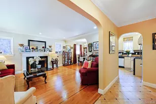 42 Beechwood Ln, New Hyde Park, NY 11040 - Photo 10