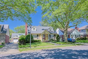 42 Beechwood Ln, New Hyde Park, NY 11040 - Photo 2