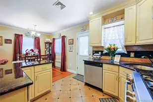 42 Beechwood Ln, New Hyde Park, NY 11040 - Photo 20