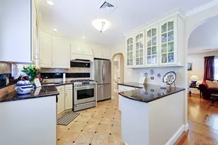 42 Beechwood Ln, New Hyde Park, NY 11040 - Photo 18