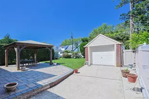 42 Beechwood Ln, New Hyde Park, NY 11040 - Photo 4