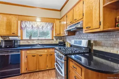 19 Roy Avenue, West Islip, NY 11795 - Photo 8