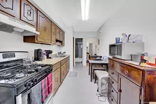 70-29 68 Th Pl, Glendale, NY 11385 - Photo 14