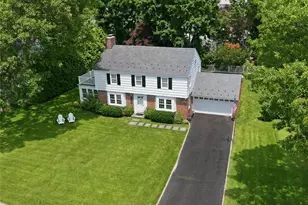 107 Dogwood Ln, Manhasset, NY 11030 - Photo 2