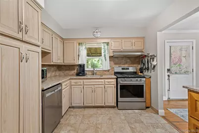 24 Maplewood Boulevard, Suffern, NY 10901 - Photo 8