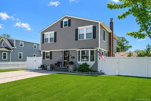 135 Texas St, Lindenhurst, NY 11757 - Photo 2