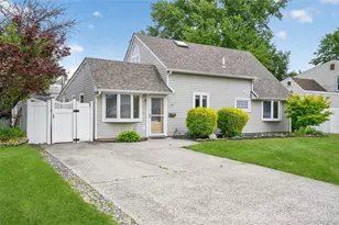 39 Boat Ln, Levittown, NY 11756 - Photo 2