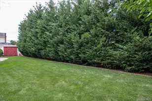 1 Eliot Ct, Syosset, NY 11791 - Photo 22