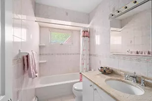 1 Eliot Ct, Syosset, NY 11791 - Photo 10