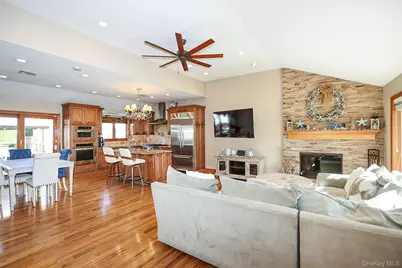 37 Seitz Drive, Bethpage, NY 11714 - Photo 2