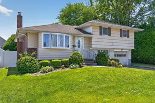 4 Gates Ave, Plainview, NY 11803 - Photo 2