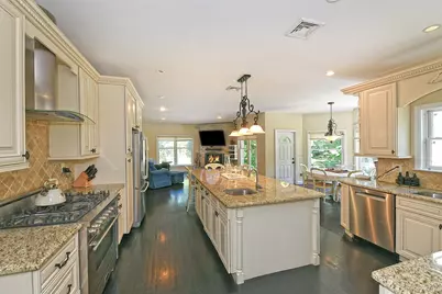 4 Hampton Court, Huntington, NY 11743 - Photo 8