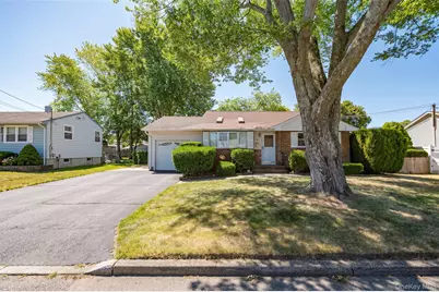 9 Johnson Place, Lindenhurst, NY 11757 - Photo 1