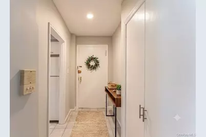 61 Maine Avenue #D14, Rockville Centre, NY 11570 - Photo 2