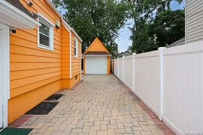 194 Holly Avenue, Hempstead, NY 11550 - Photo 28