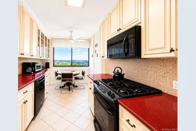 27110 Grand Central Parkway #7V, Floral Park, NY 11005 - Photo 14