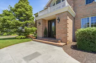 2 Mercedes Ct, Patchogue, NY 11772 - Photo 4