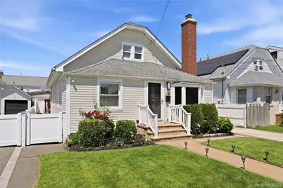 1284 Langdon Boulevard, Rockville Centre, NY 11570 - Photo 2