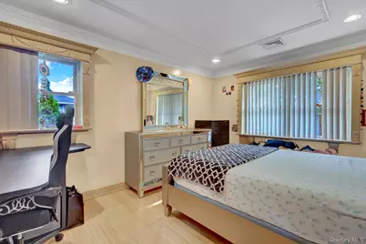 33 Country Village Lane, Manhasset Hills, NY 11040 - Photo 18