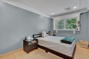 33 Country Village Ln, Manhasset Hills, NY 11040 - Photo 20