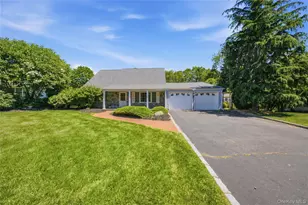 139 Sycamore Cir, Stony Brook, NY 11790 - Photo 2