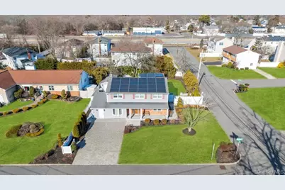 3 Avelaine Court, Babylon, NY 11702 - Photo 2