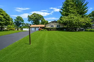 7 Carrie Ct, Smithtown, NY 11787 - Photo 2