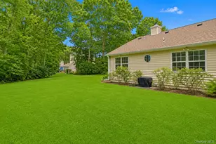 532 Race Pl, Oakdale, NY 11769 - Photo 4