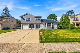 31 Sutton Hill Ln, Manhasset Hills, NY 11040 - Photo 2