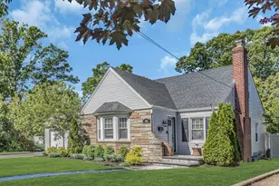 2544 Yorktown St, Oceanside, NY 11572 - Photo 2